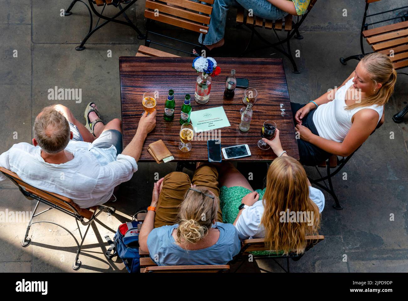 People Sitting Down At A Cafe/Restaurant In The Piazza In Covent Garden, London, UK Stock Photo