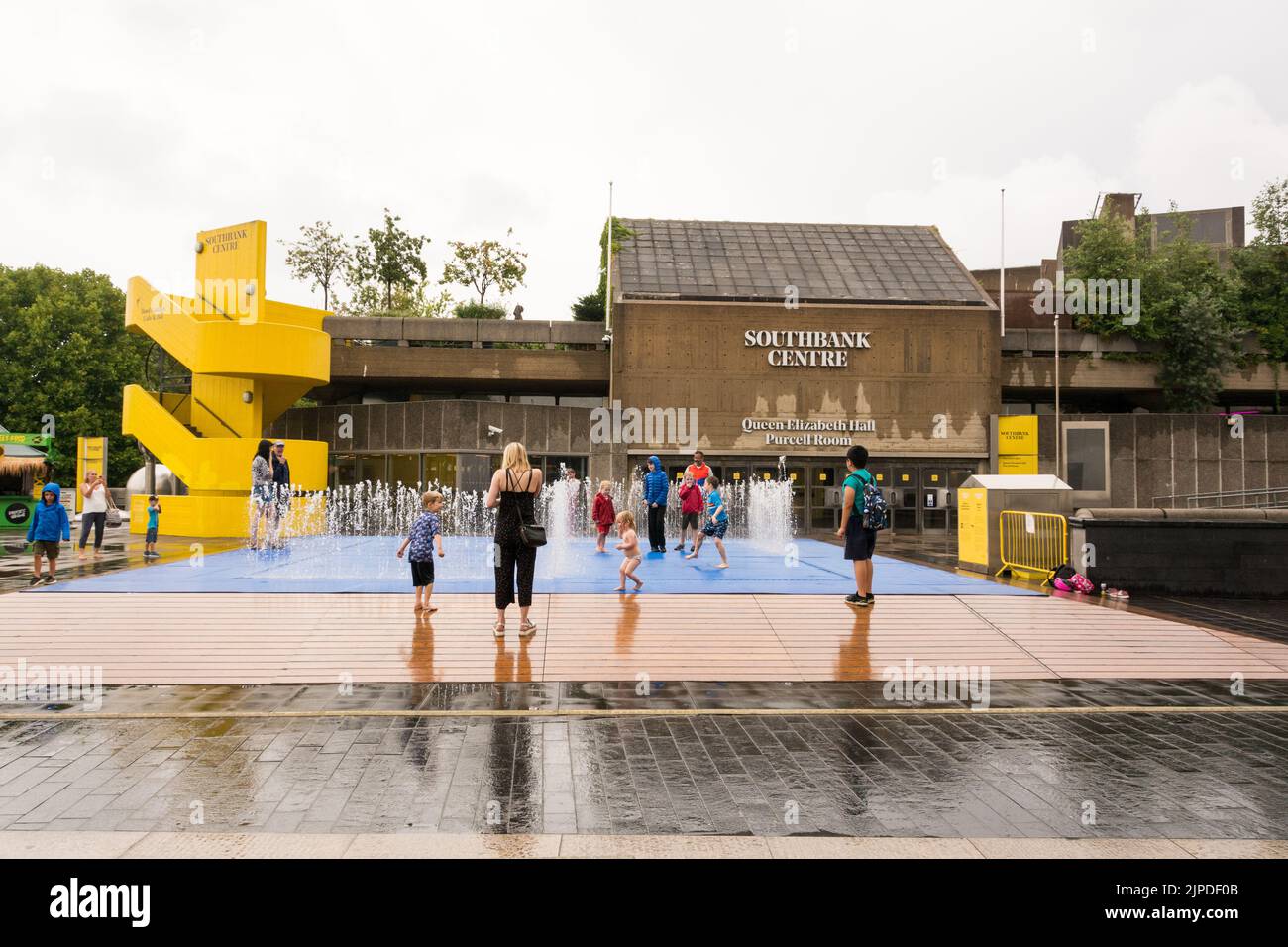 London, England, UK. 16 August 2022.  The drought and heatwave in the UK is finally over - Children enjoying Jeppe Hein's Appearing Rooms water fountain and some rare rain on London's Southbank. © Benjamin John Stock Photo