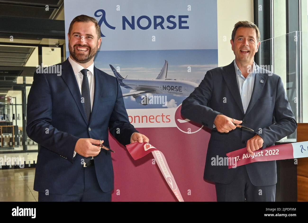 17 August 2022, Brandenburg, Schönefeld: Thomas Hoff Andersson (l), Managing Director for Airport Operations at BER, and Björn Tore Larsen, CEO of Norse Atlantic Airways, symbolically launch the first flight from the capital's airport BER to New York (JFK). The airline Norse Atlantic Airways will launch its first flight from BER Airport to New York (JFK) on August 17. Photo: Patrick Pleul/dpa Stock Photo