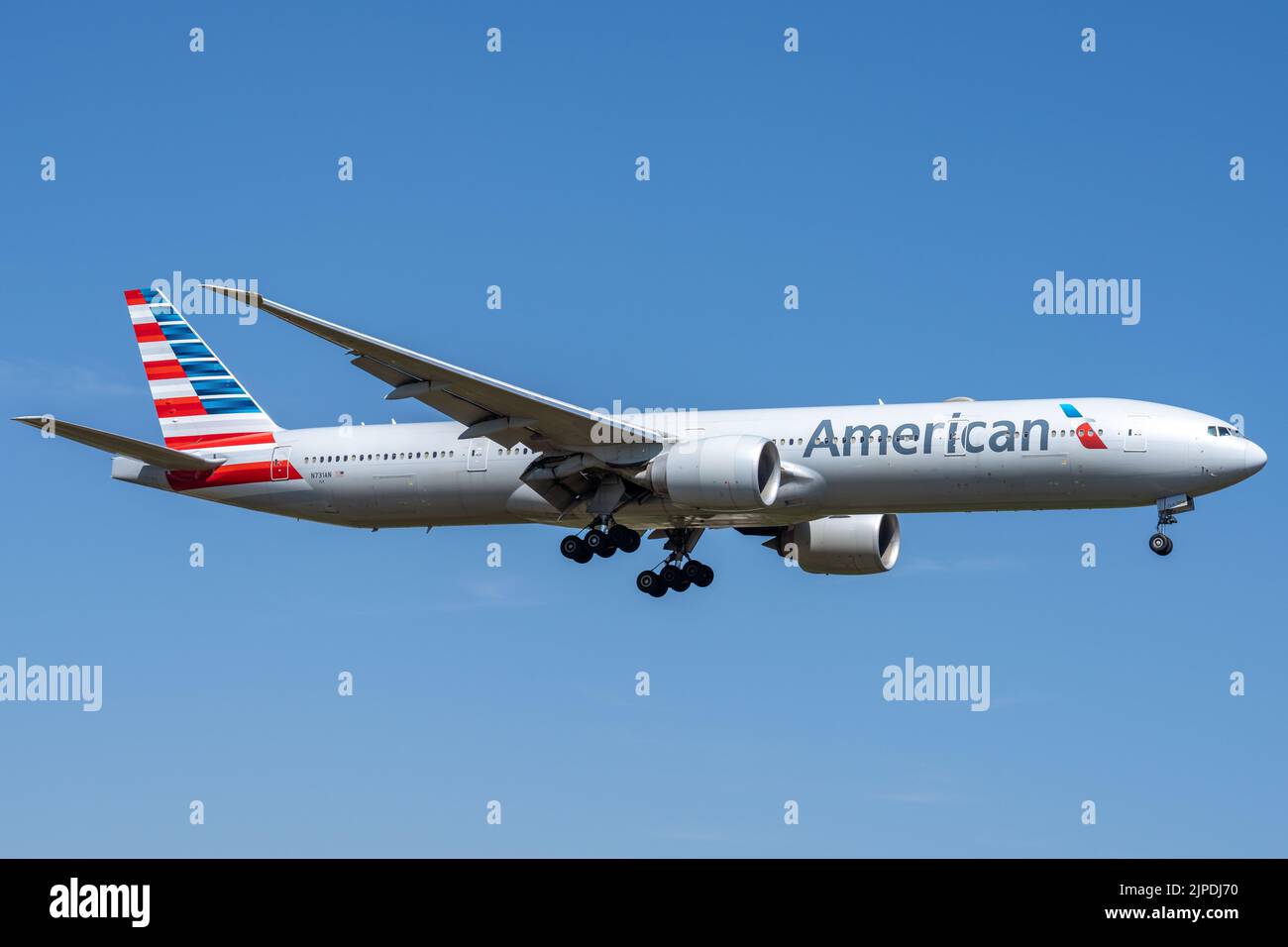 American airlines 777 300 hi-res stock photography and