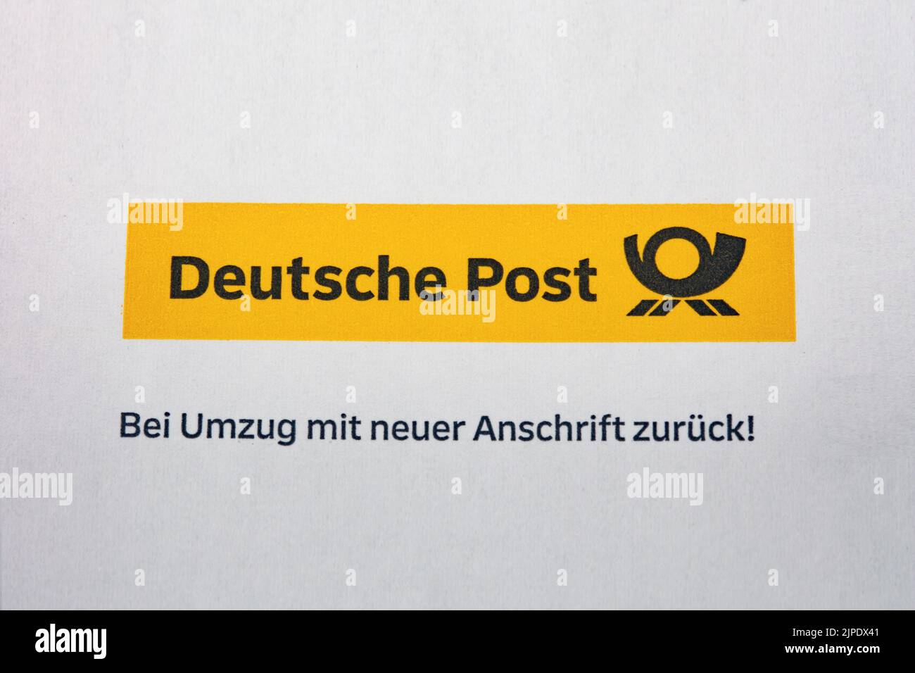 deutsche post, bei umzug mit neuer anschrift zurück Stock Photo