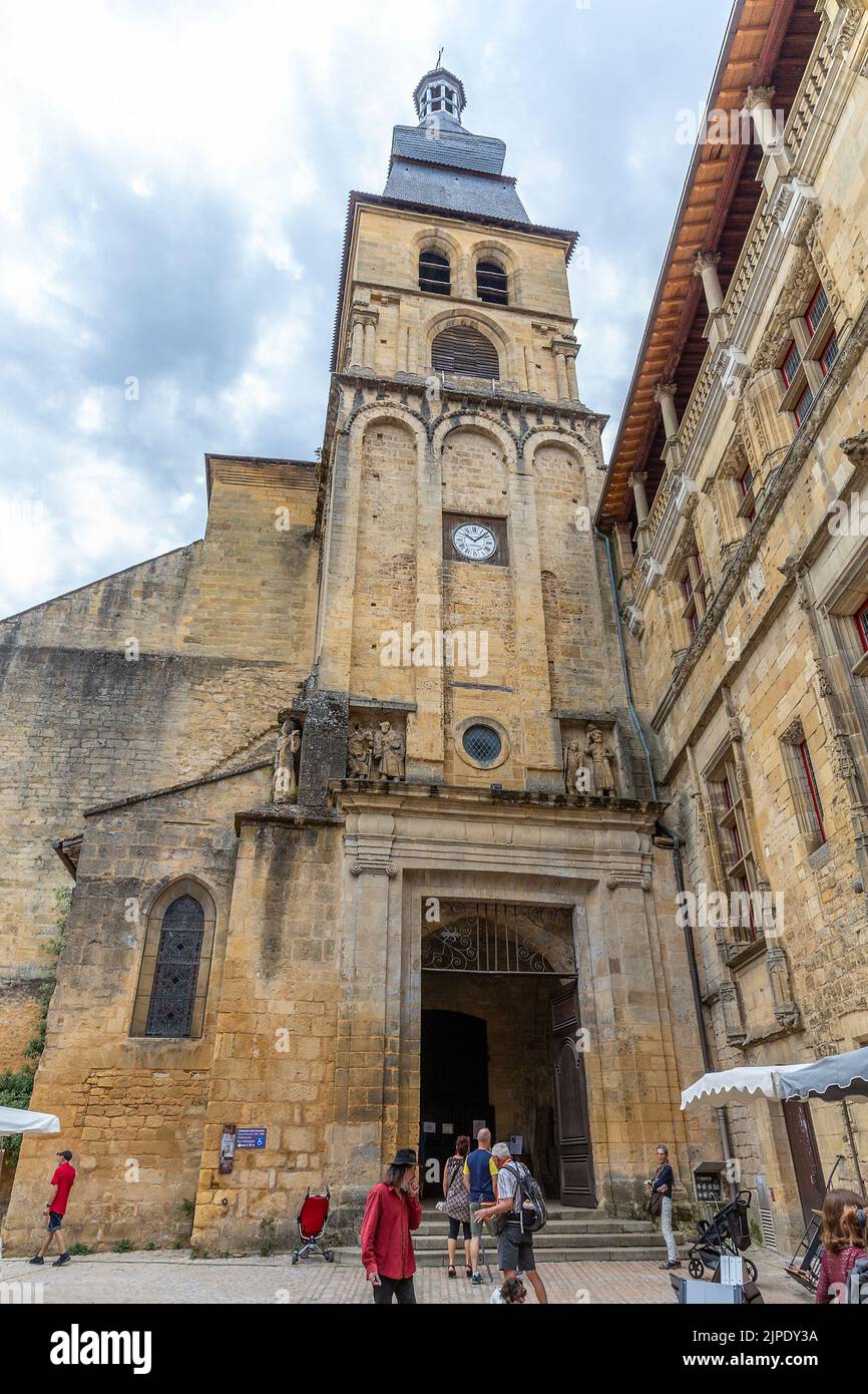 (C) Denis TRASFI / MAXPPP - à Sarlat-la-Canéda le 16-08-2022 - Cathédrale Saint-Sacerdos Stock Photo