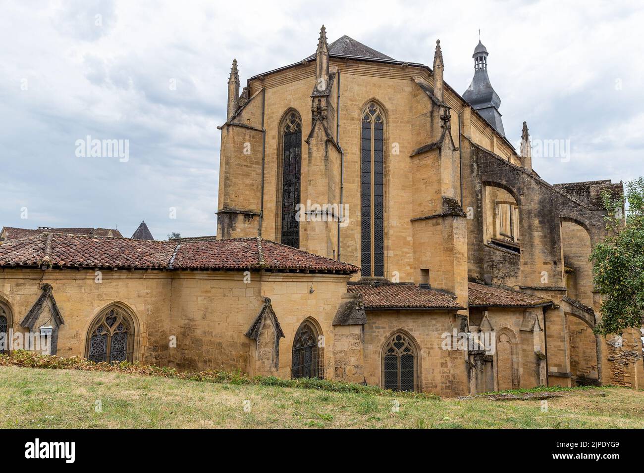 (C) Denis TRASFI / MAXPPP - à Sarlat-la-Canéda le 16-08-2022 - Cathédrale Saint-Sacerdos Stock Photo