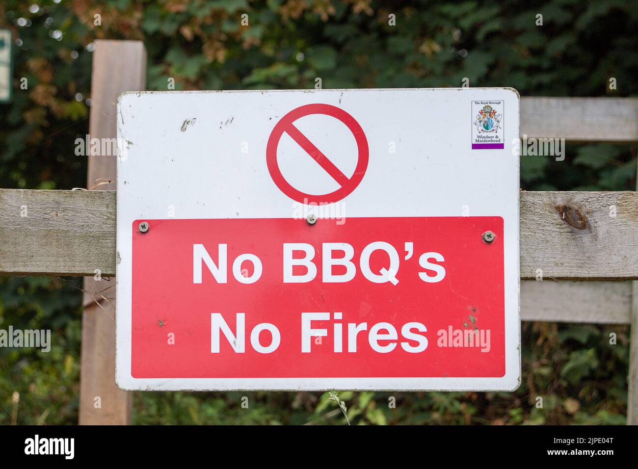 Windsor, Berkshire, UK. 17th August, 2022. A reminder in a park in Windsor not to light barbecues or fires. A number of the field fires across the UK since the heatwave are reported to have been as a result of using disposable BBQs.A petition to ban both the the sale and use of disposable BBQs has reached over 25,000 signatures. Credit: Maureen McLean/Alamy Live News Stock Photo