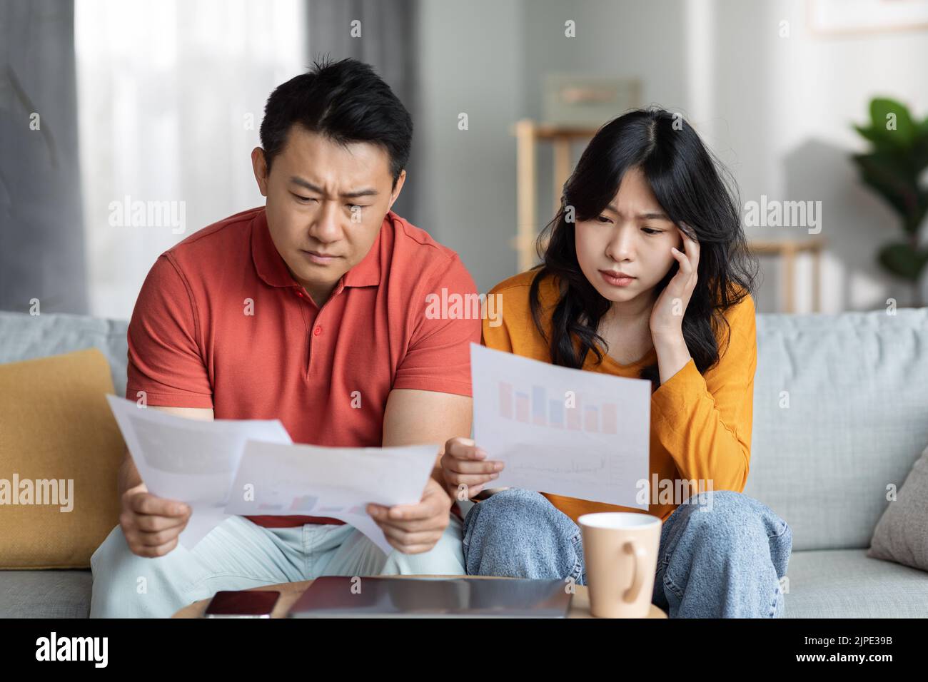 Confused man bills hi-res stock photography and images - Alamy