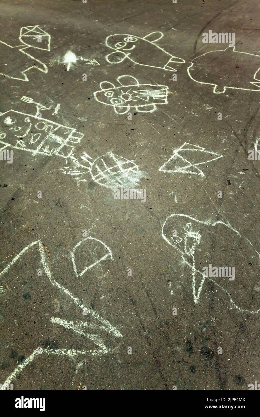 child's drawing, chalk drawing, graffiti, graffitis, street painting