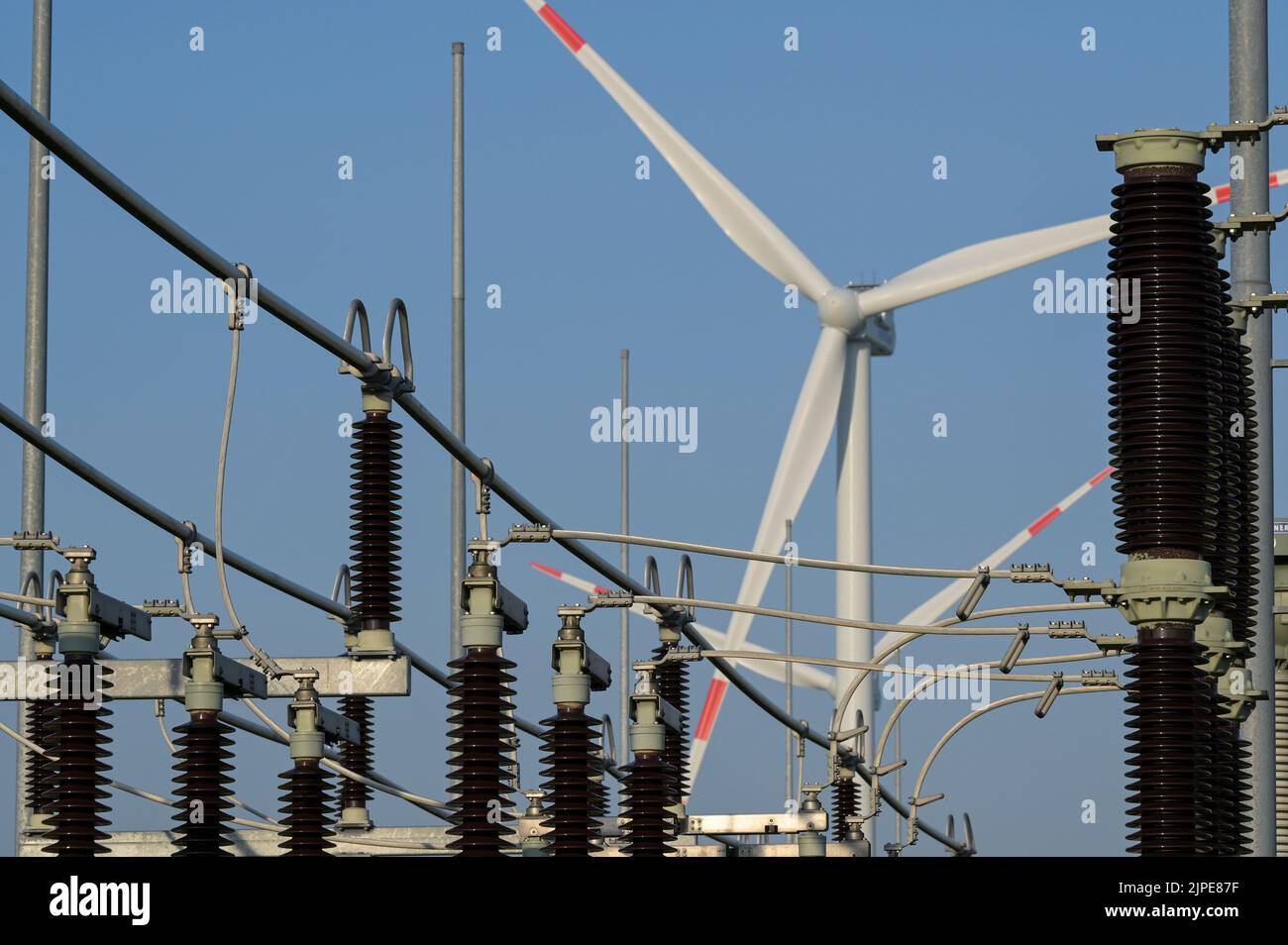 GERMANY, substation for transmission of electric power from windturbines into the grid / DEUTSCHLAND, Schleswig-Holstein, Reußenkoog, Umspannstation und Windkraftanlagen Stock Photo