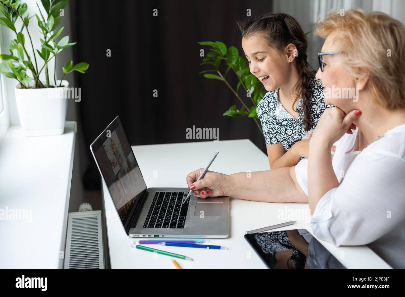 little girl with her grandmother using laptop Stock Photo - Alamy