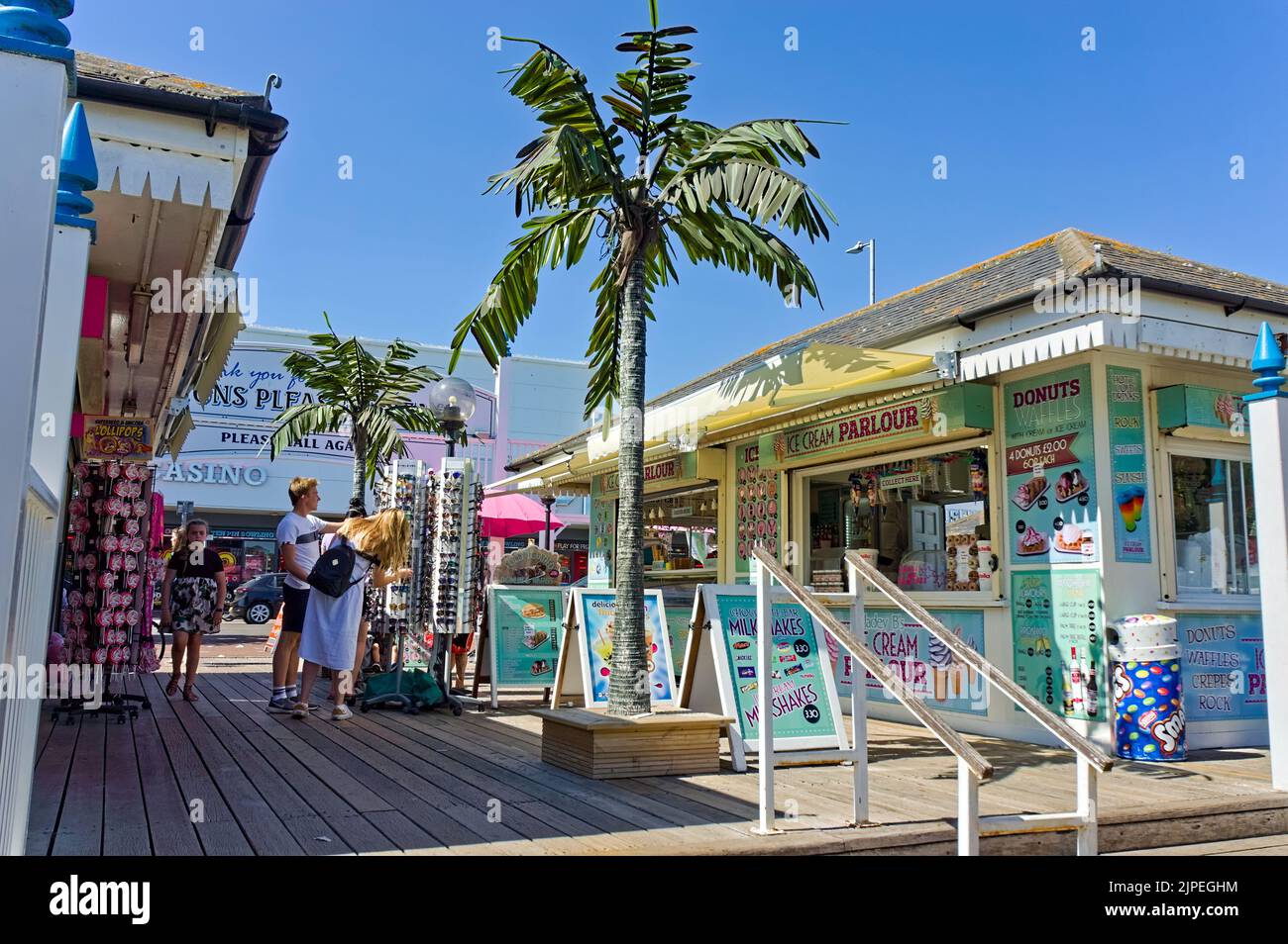 Palm beach shops hi-res stock photography and images - Alamy