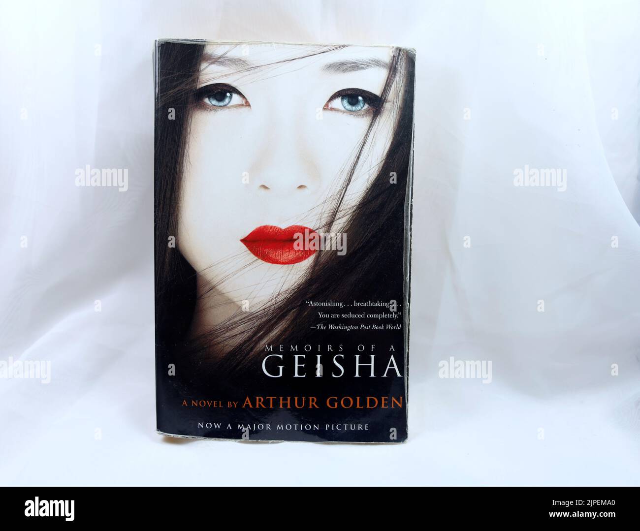 Memoirs of A Geisha - paperback book - a novel by Arthur Golden Stock Photo