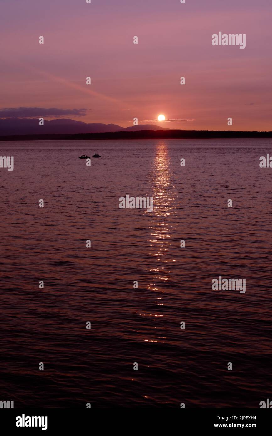 Pink sunset over water hi-res stock photography and images - Alamy