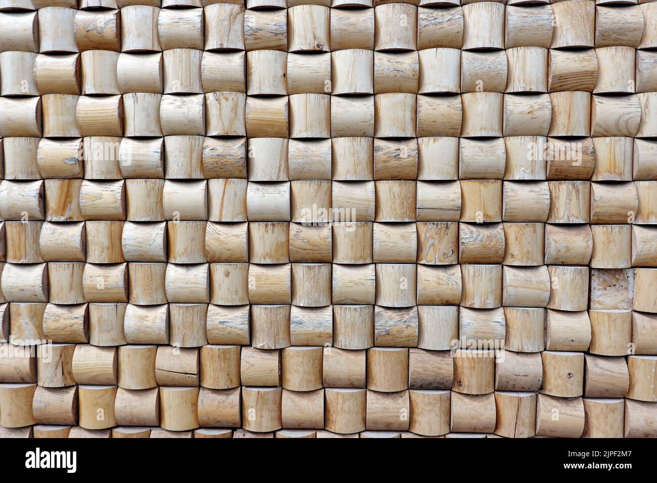 Wandverkleidung aus quadratischen Holzstücken Stock Photo