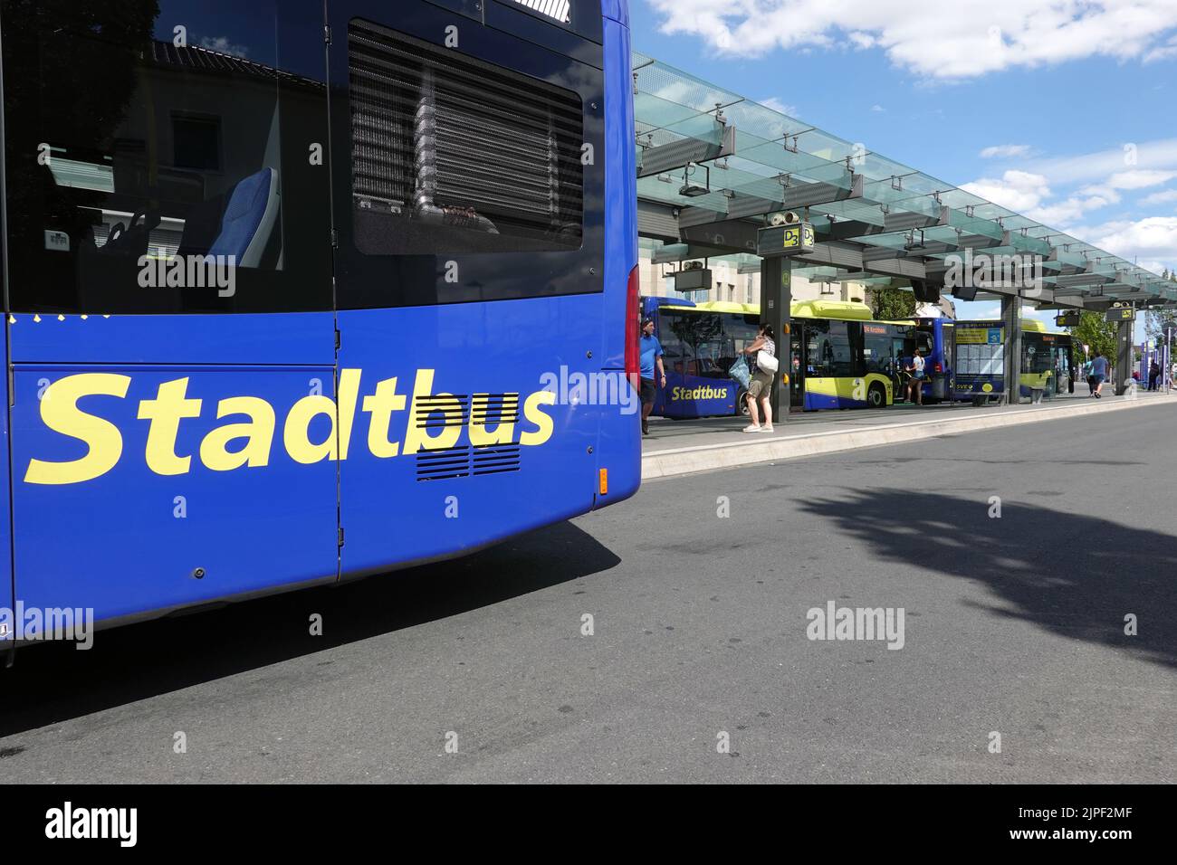 mit Biomethan betriebene Busse der Stadtverkehr Euskirchen GmbH (SVE) am zentralen Busbahnhof, Nordrhein-Westfalen, Deutschland, Euskirchen Stock Photo