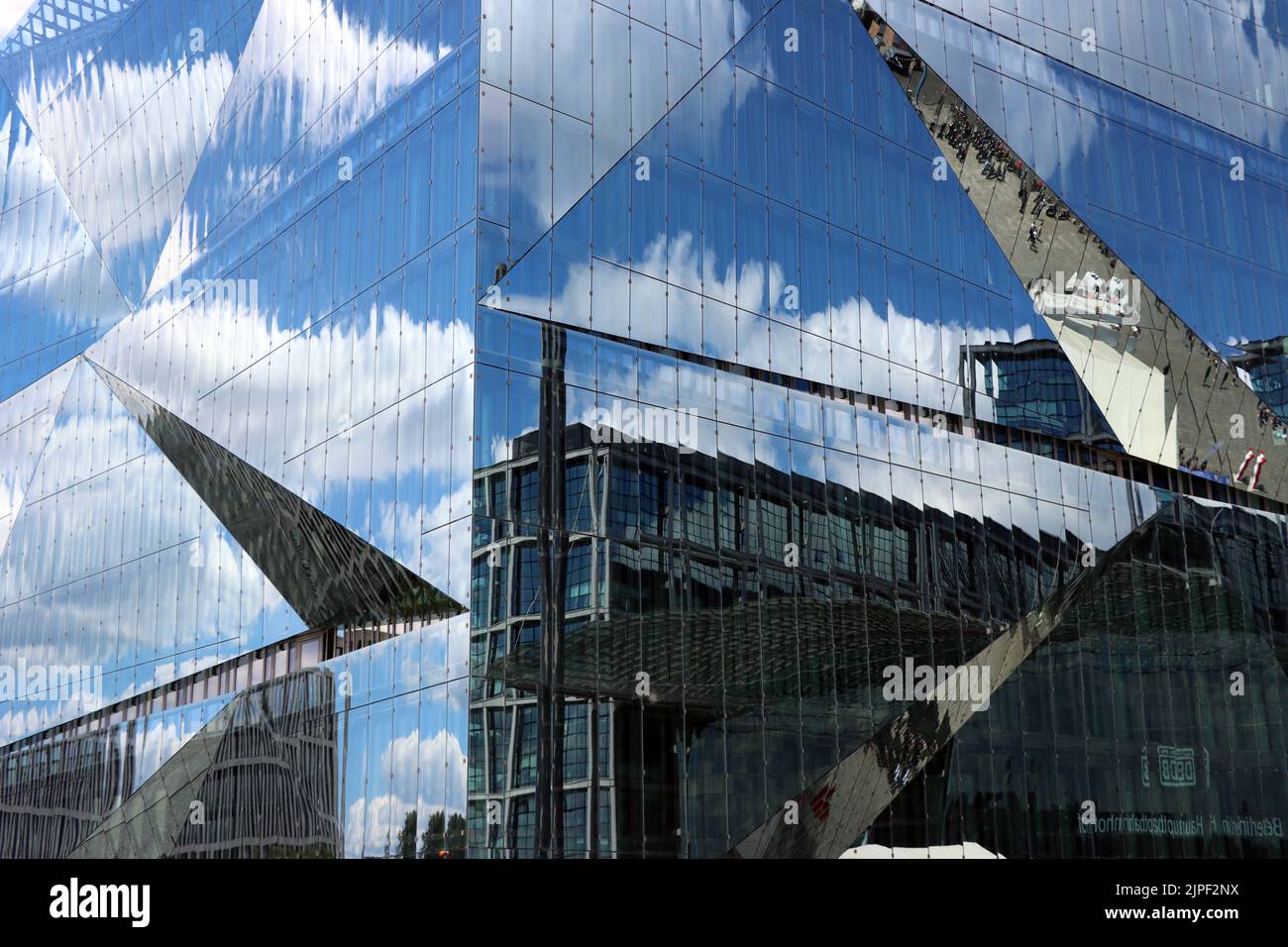 Cube Berlin, würfelförmiges Bürogebäude auf dem Washingtonplatz, direkt neben dem Hauptbahnhof, Deutschland, Berlin Stock Photo