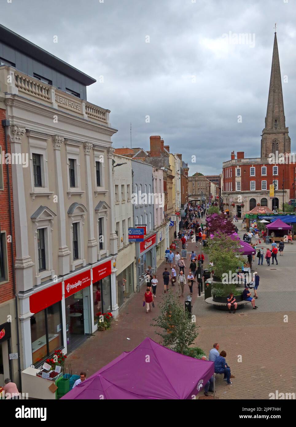 View down a busy Saturday market place, Hightown, towards the covered Butter Market, Hereford, Herefordshire, England, UK, HR1 2AA Stock Photo