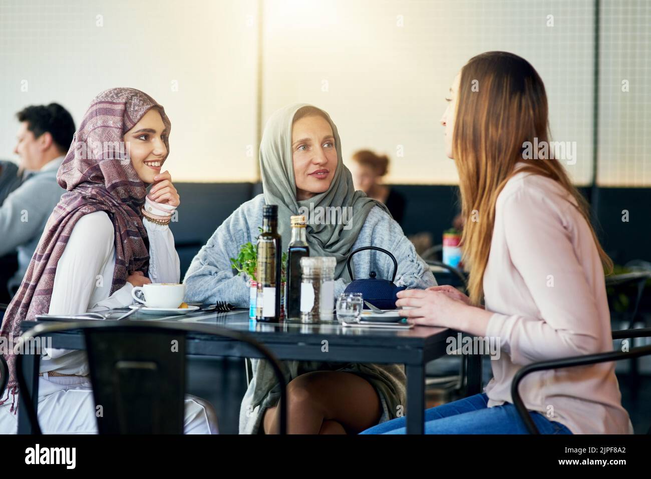Lunch with the girls. Best way to start the weekend. a group of women chatting over coffee in a cafe. Stock Photo