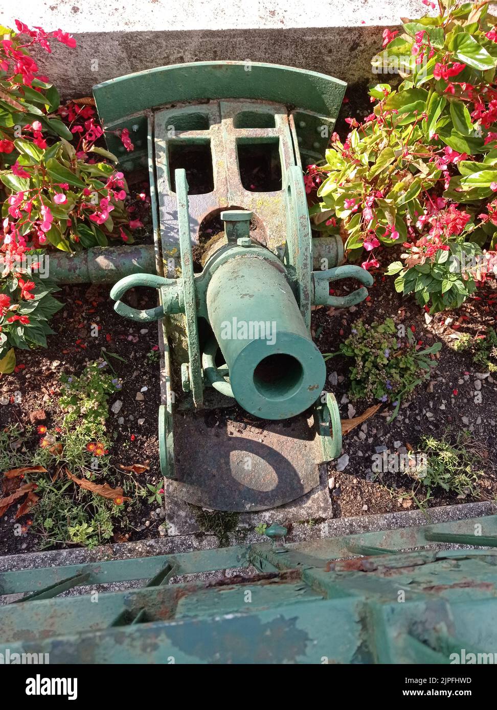 Un canon de la première guerre mondiale dans l'enceinte d'un monument. France Stock Photo