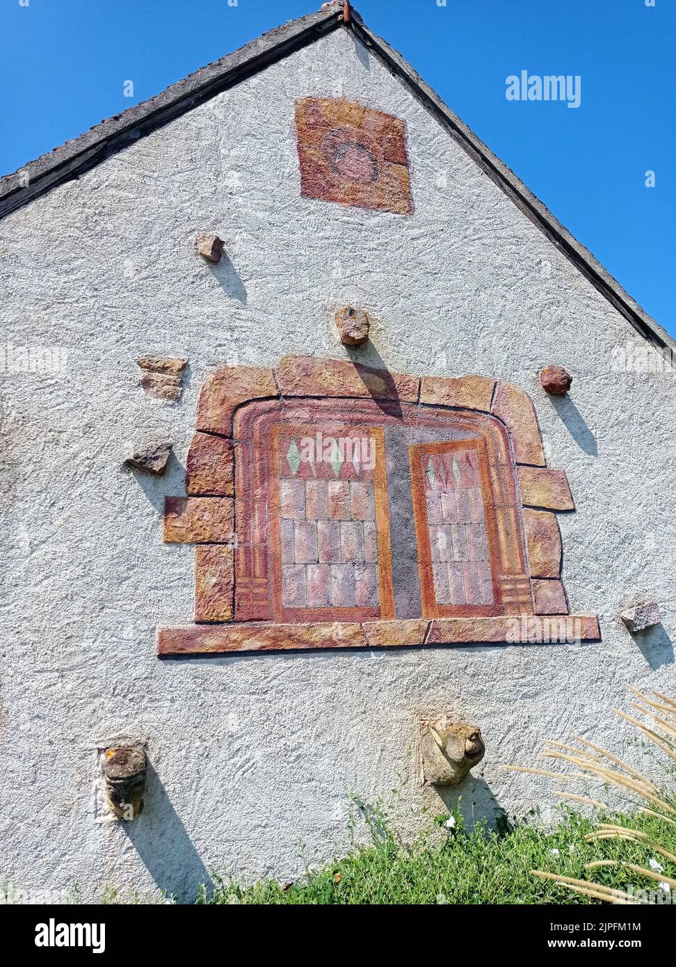 Belle maison avec des sculptures à Vallon en Sully, l'Allier Stock Photo