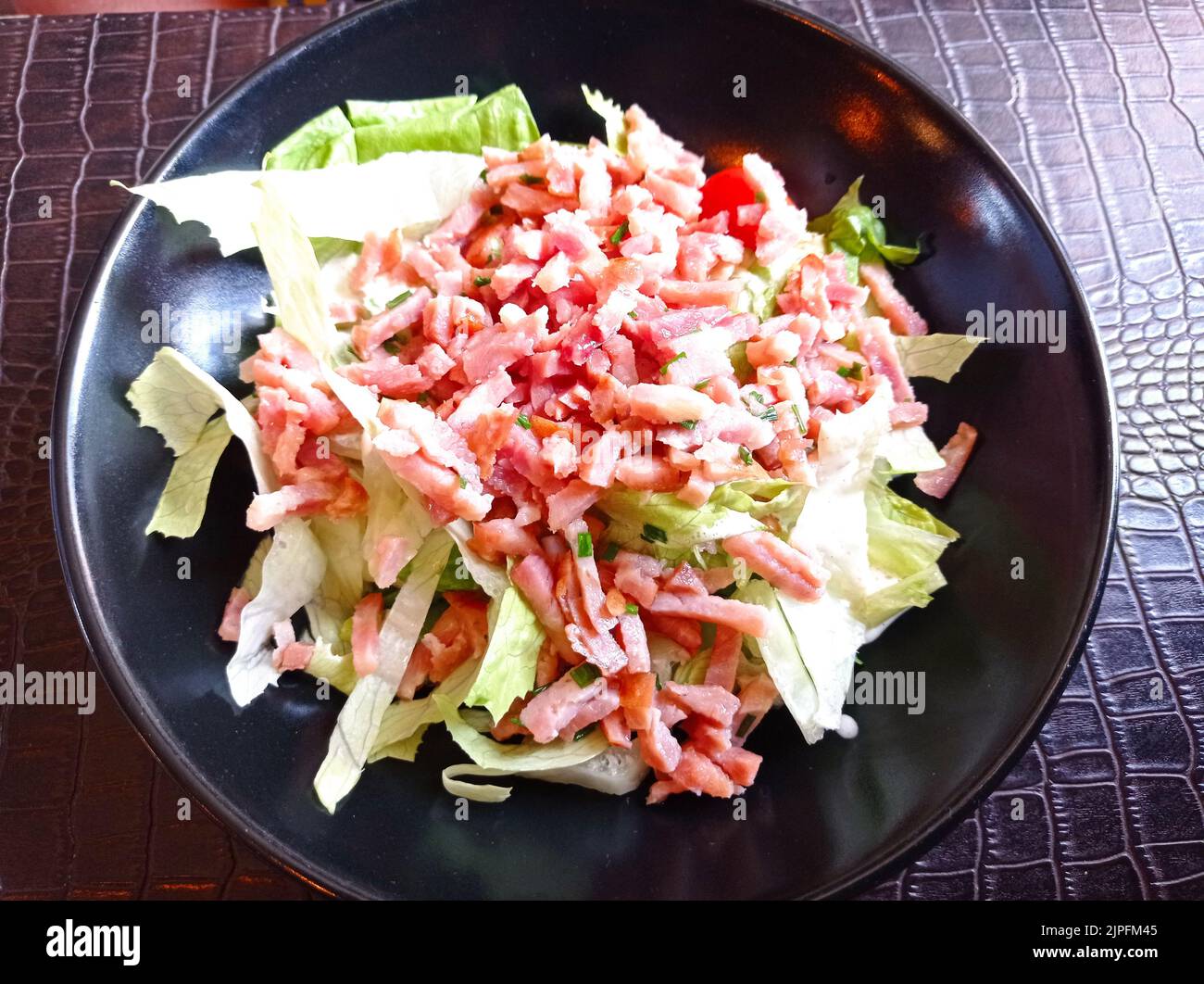 Une entrée une salade aux lardons, France Stock Photo Alamy