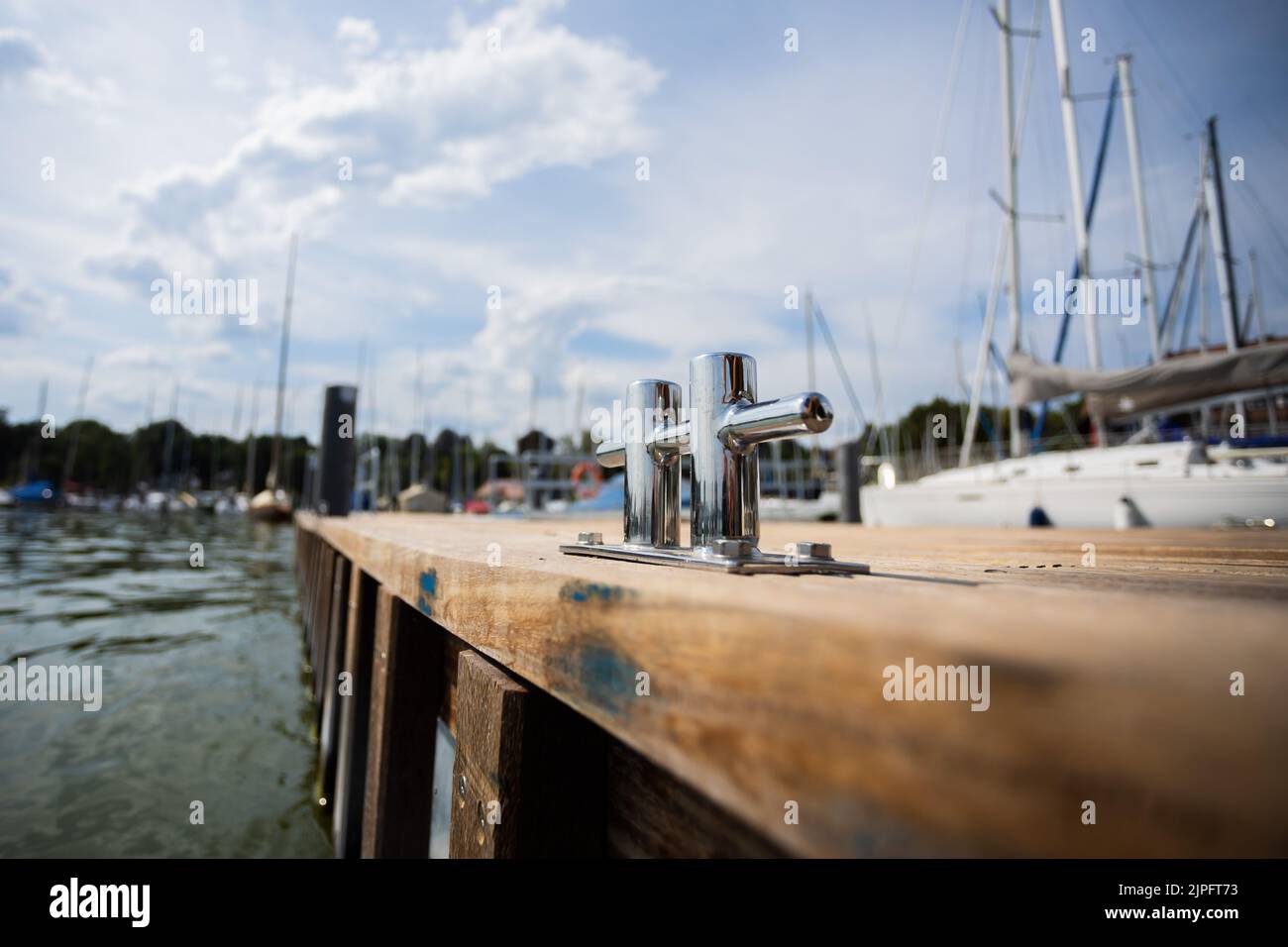 Berlin, Germany. 17th Aug, 2022. The barrier-free floating jetty platform of the association 'Seglerhaus am Wannsee', which enables sailors to board the boat more easily. After the Special Olympics World Games 2023 in Berlin, the platform, which cost 200,000 euros, is to be dismantled for just as much money because, in the view of the district authorities, it casts shadows on the water and impairs fish. Credit: Christoph Soeder/dpa/Alamy Live News Stock Photo