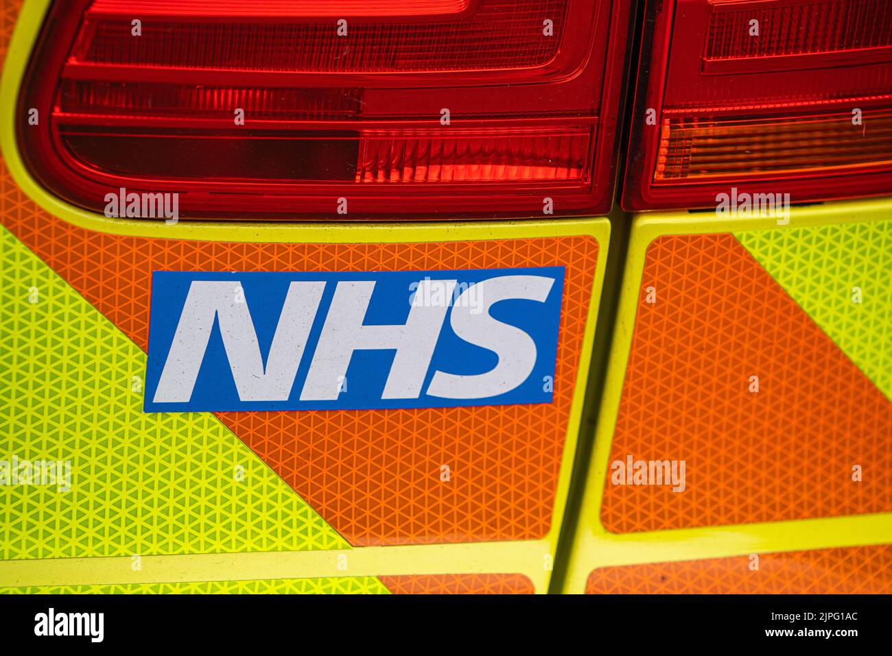 18 August 2022: NHS logo on a paramedic  ambulance car, London, UK Stock Photo
