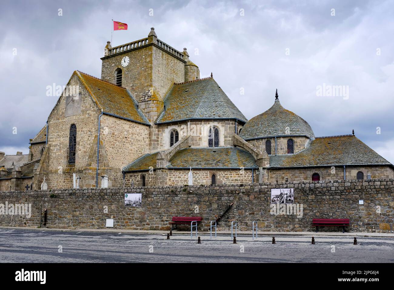 Frankreich, Barfleur, 05.07.2022: die Kirche Saintt-Nicolas aus dem 17. Jahrhundert am Hafen von Barfleur auf der Halbinsel Cotentin an der franzoesis Stock Photo