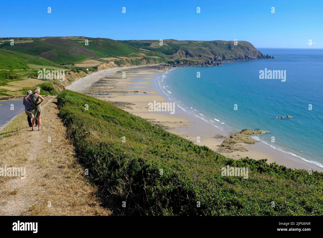 Frankreich, La Hague, 05.07.2022: ein Paar genießt die Aussicht auf den Strand in der Bucht von Ecalgrain und auf die Nez de Joburg in der Nähe des Ca Stock Photo