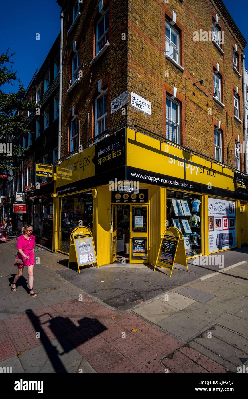 Snappy Snaps Store London - Snappy Snaps Photography Shop London on the corner of Charlotte St and Goodge St in the Fitzrovia district of C. London. Stock Photo