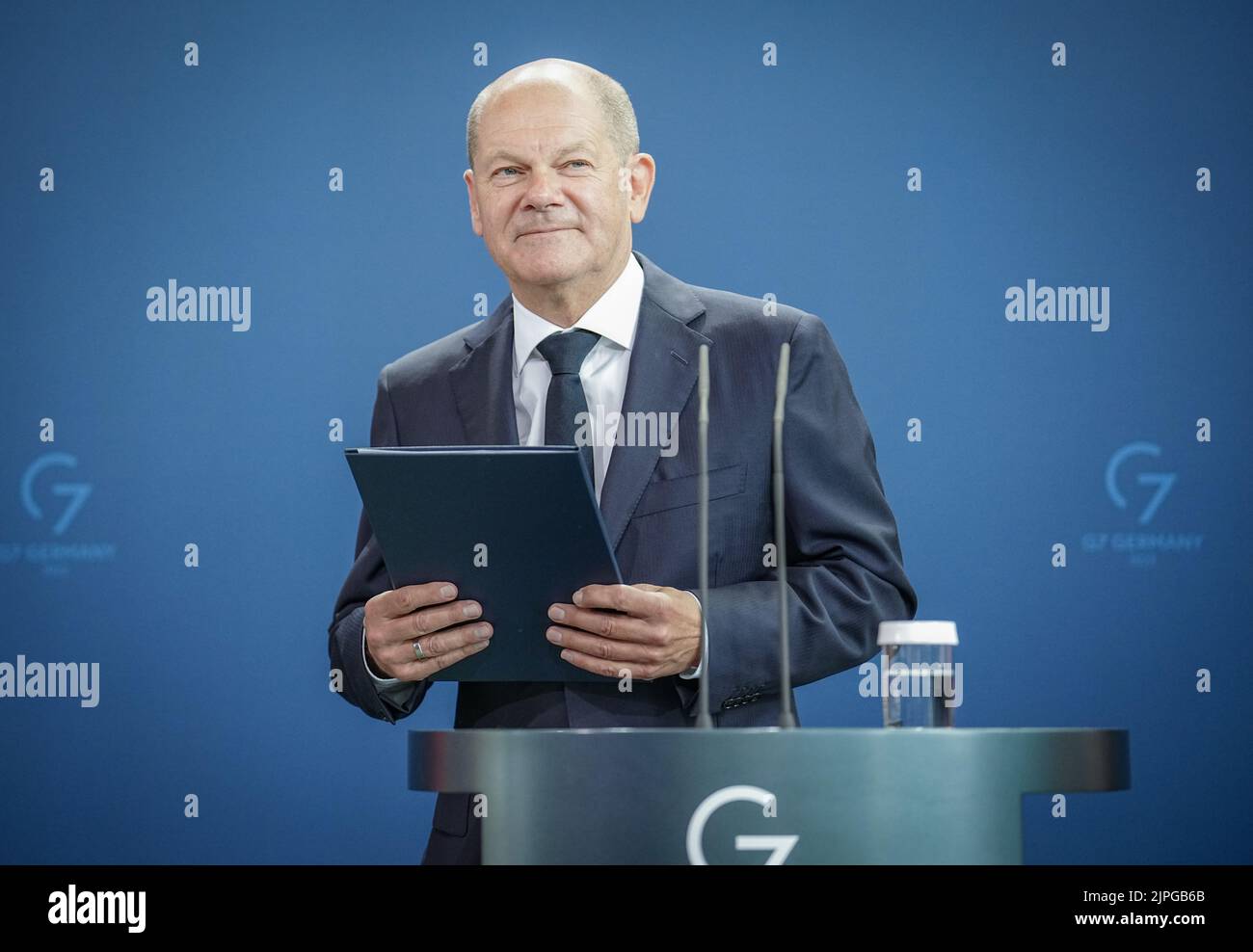 Berlin, Germany. 18th Aug, 2022. Chancellor Olaf Scholz (SPD) issues a press statement on the gas levy. The German government wants to impose a lower VAT rate on natural gas for a limited period. The tax is to be reduced from the current 19 percent to 7 percent, he said. Credit: Kay Nietfeld/dpa/Alamy Live News Stock Photo