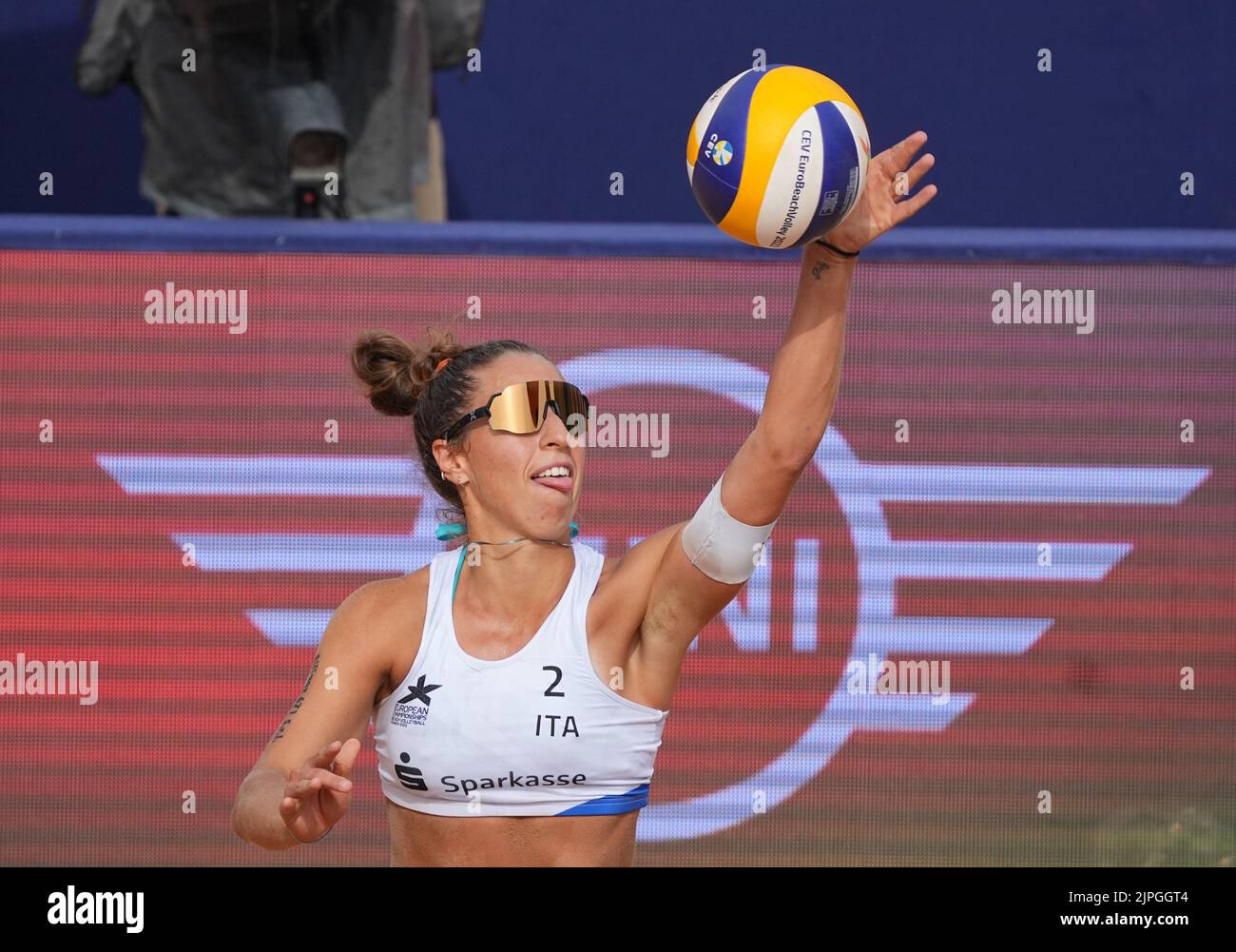 Women beach volleyball hi-res stock photography and images - Page 12
