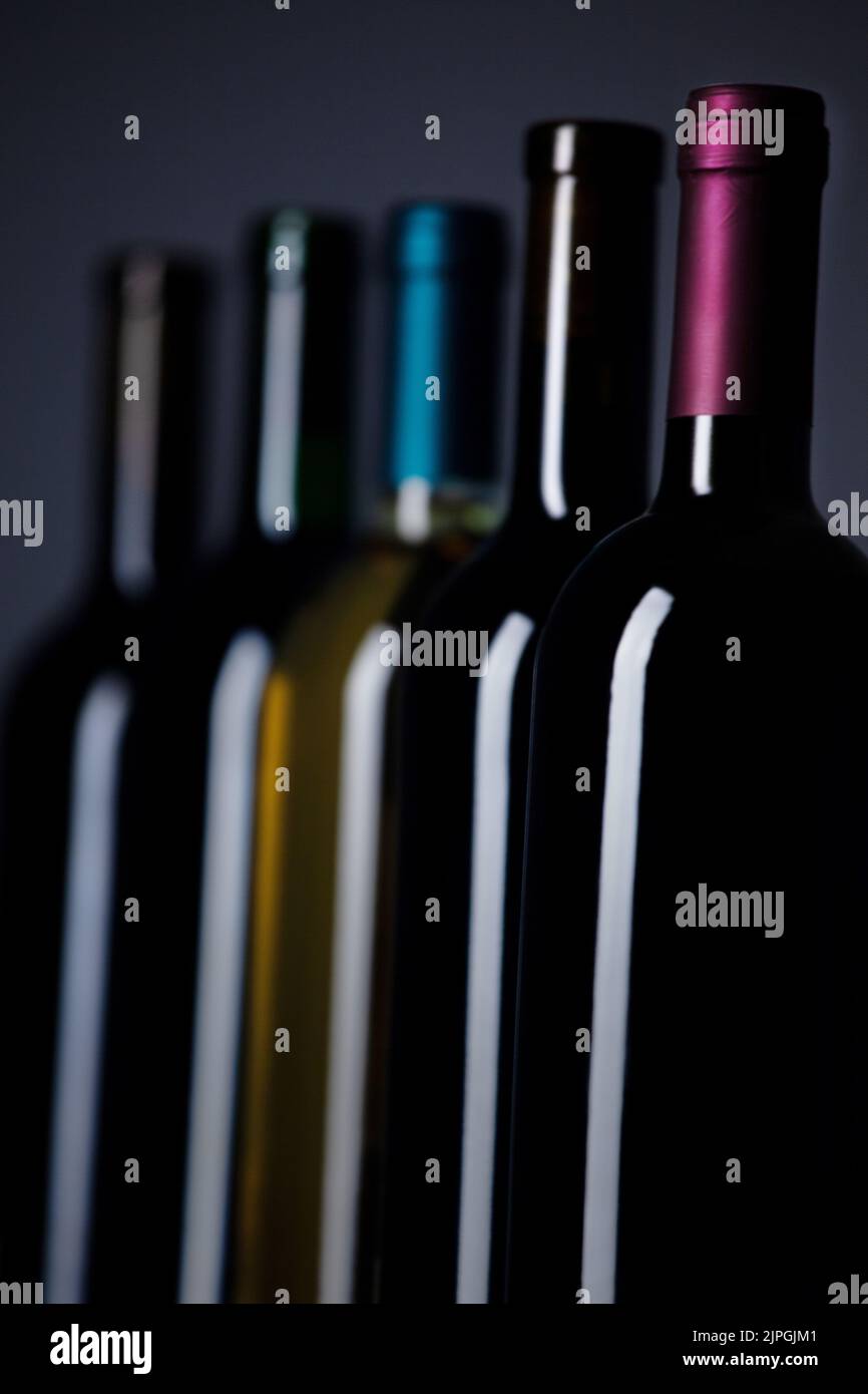 https://c8.alamy.com/comp/2JPGJM1/wine-bottle-red-wine-white-wine-wine-bottles-red-wines-white-wines-2JPGJM1.jpg
