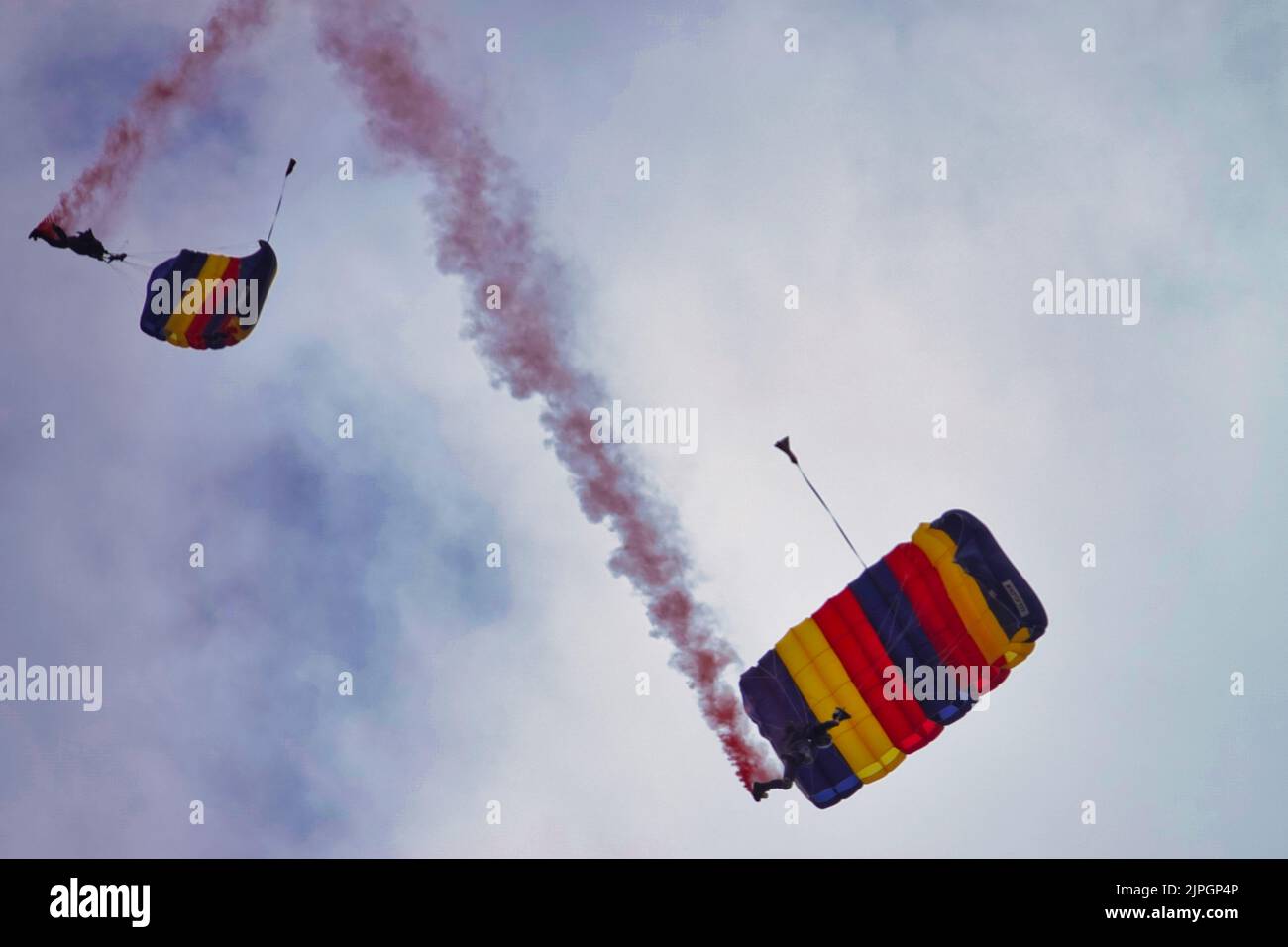 Farnborough, Hants, UK. 18th Aug, 2022. The British Army Lightning Bolts make parachute landings on the Cinch arena during the 2022 British Motor Show, held on the site of the famous Farnborough Airshow Credit: Motofoto/Alamy Live News Stock Photo