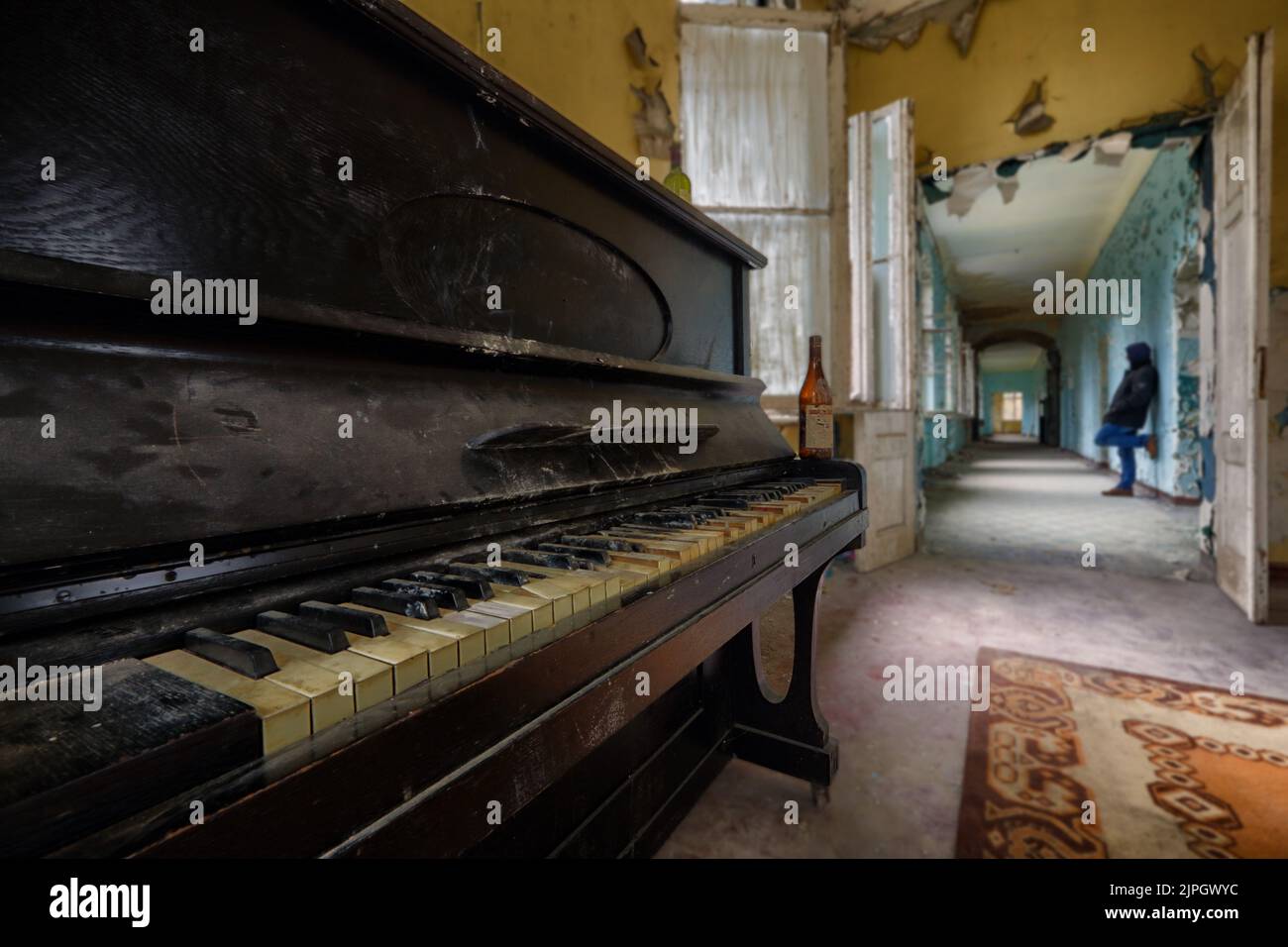 1 old piano hi-res stock photography and images - Alamy