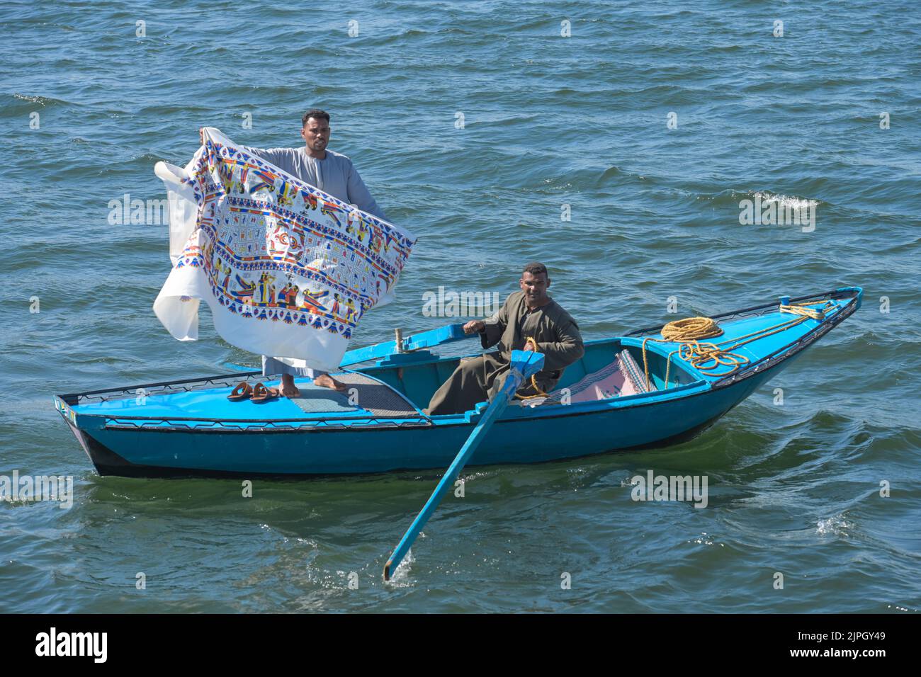 Fliegende Händler auf Ruderboot bei Esna, Ägypten Stock Photo