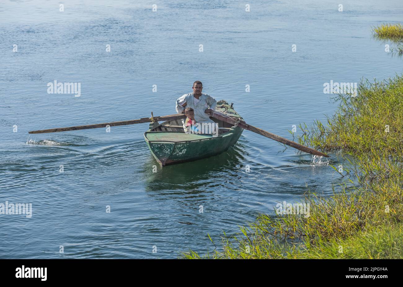 Vater und Sohn, Ruderboot auf dem Nil bei Edfu, Ägypten Stock Photo