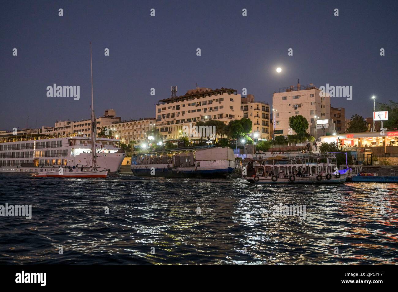 Vollmond, Schiffe, Ausflugboote, Kai, Nil, Assuan, Ägypten Stock Photo