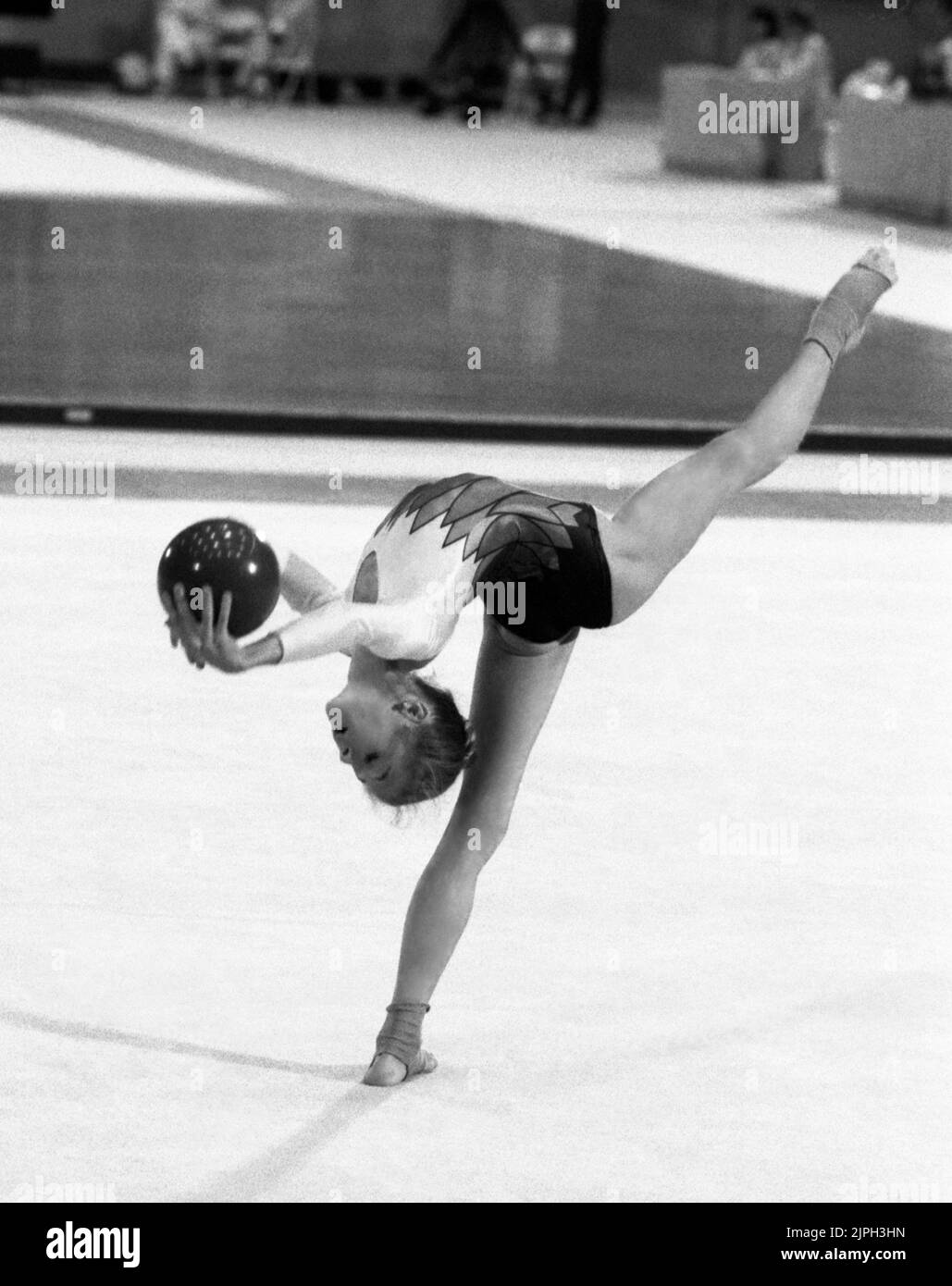 OLYMPIC SUMMER GAMES IN LOS ANGELES 1984RHYTHMICS GYMNASTICS perform with a ball Stock Photo