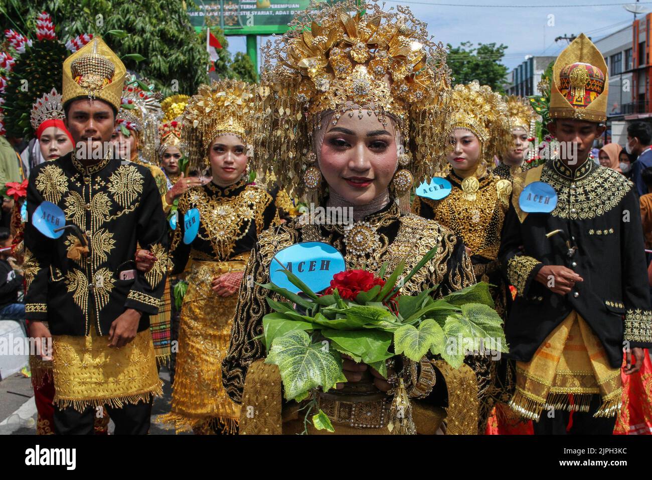 Aceh, Indonesia. 18th Aug, 2022. Students wearing traditional costume participate in a cultural carnival as part of the 77th Independence Day celebration in Aceh, Indonesia, Aug. 18, 2022. Credit: Fachrul Reza/Xinhua/Alamy Live News Stock Photo