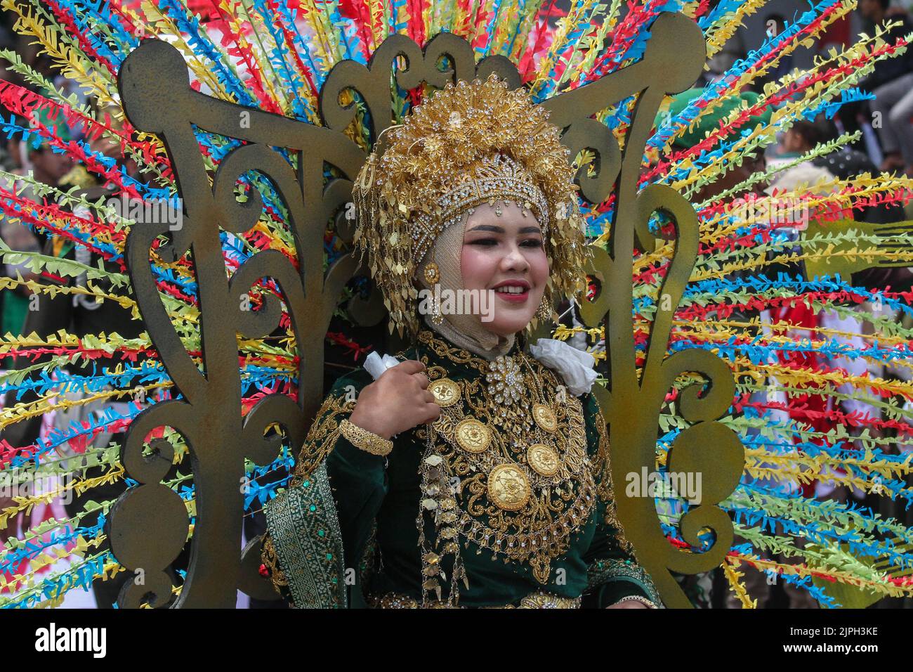 Aceh, Indonesia. 18th Aug, 2022. A student wearing traditional costume participates in a cultural carnival as part of the 77th Independence Day celebration in Aceh, Indonesia, Aug. 18, 2022. Credit: Fachrul Reza/Xinhua/Alamy Live News Stock Photo
