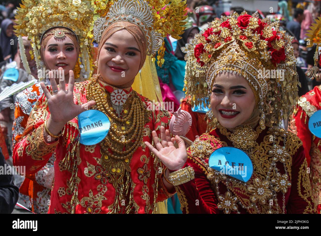 Aceh, Indonesia. 18th Aug, 2022. Students wearing traditional costume participate in a cultural carnival as part of the 77th Independence Day celebration in Aceh, Indonesia, Aug. 18, 2022. Credit: Fachrul Reza/Xinhua/Alamy Live News Stock Photo