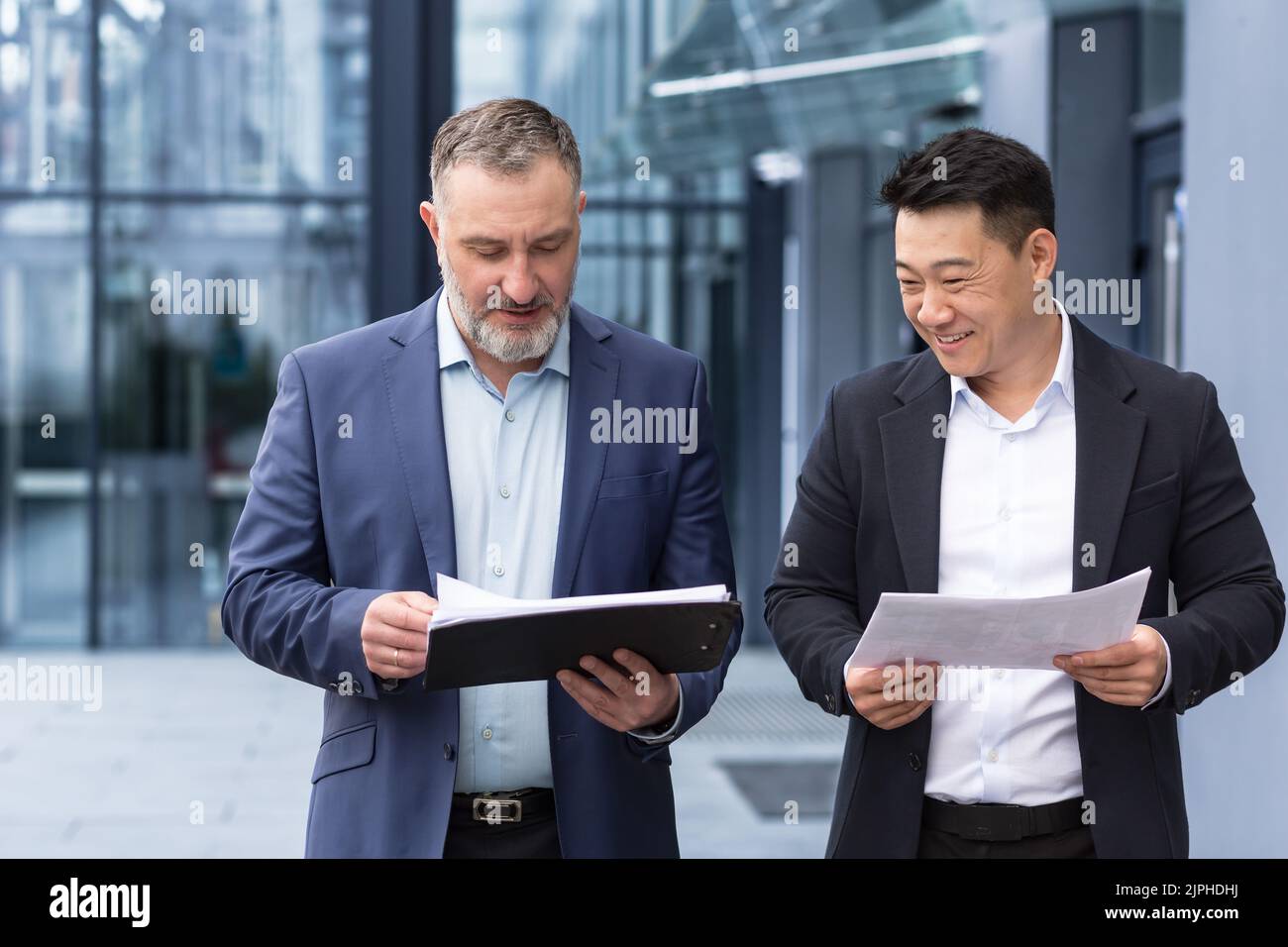 Walking group of men in suits hi-res stock photography and images - Alamy