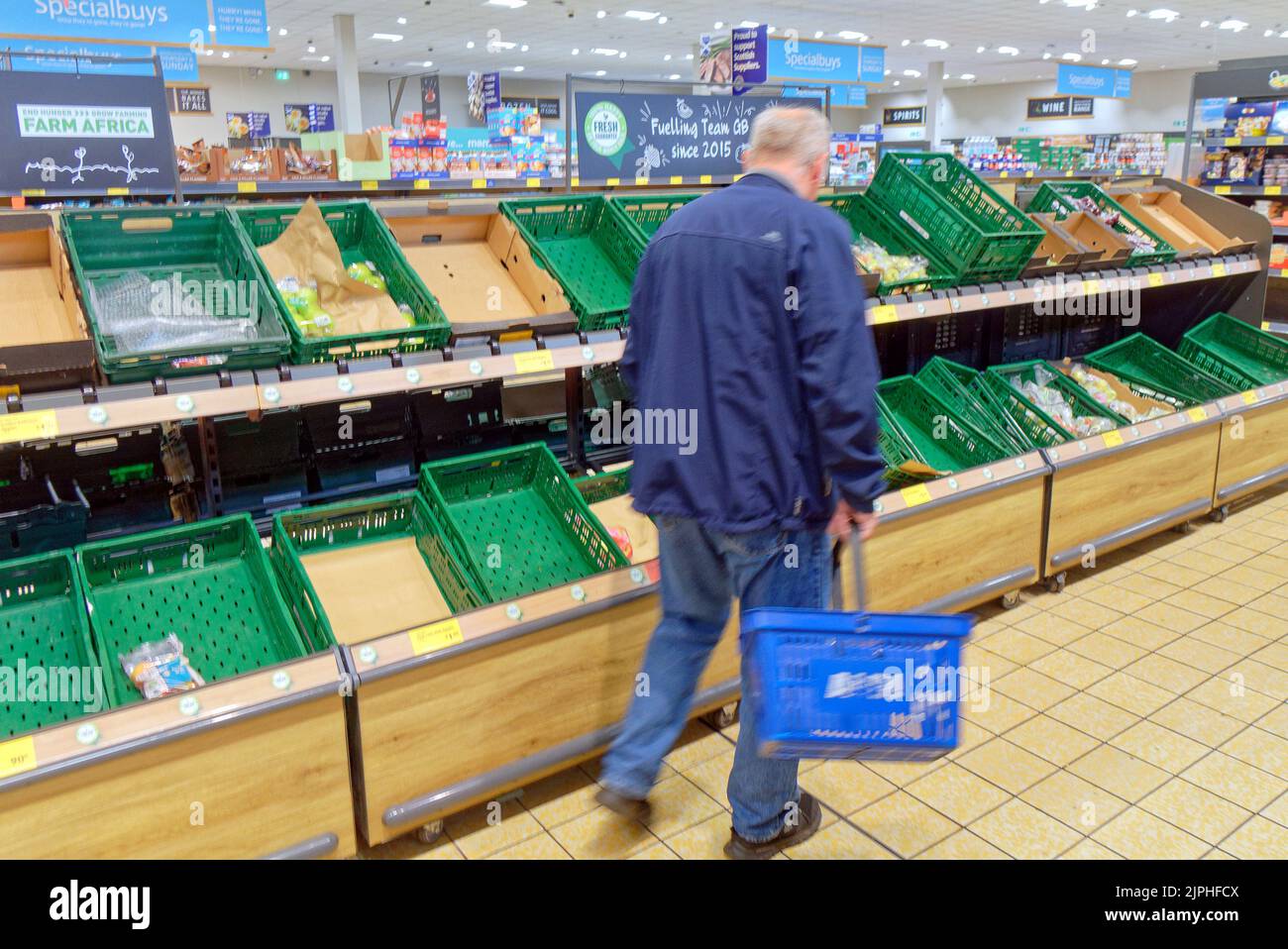 Glasgow, Scotland, UK 18th August, 2022. Empty supermarket shelves in the afternoon whether its supply, staff shortage or transport issues no one is saying but customers are worried. Credit Gerard Ferry/Alamy Live News Stock Photo