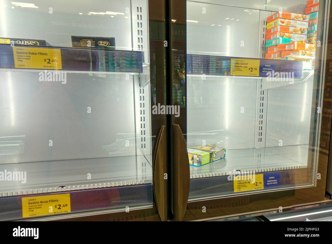 Glasgow, Scotland, UK 18th August, 2022. Empty supermarket shelves in the afternoon whether its supply, staff shortage or transport issues no one is saying but customers are worried. Credit Gerard Ferry/Alamy Live News Stock Photo