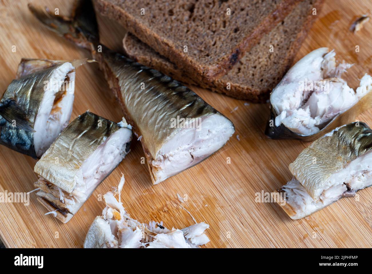 cut into pieces of smoked mackerel during cooking , smoked mackerel