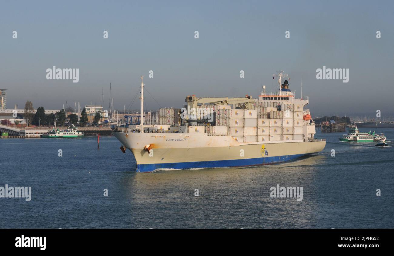 FYFFES BANANA BOAT STAR QUALITY LEAVES PORTSMOUTH. PIC MIKE WALKER 2011 Stock Photo