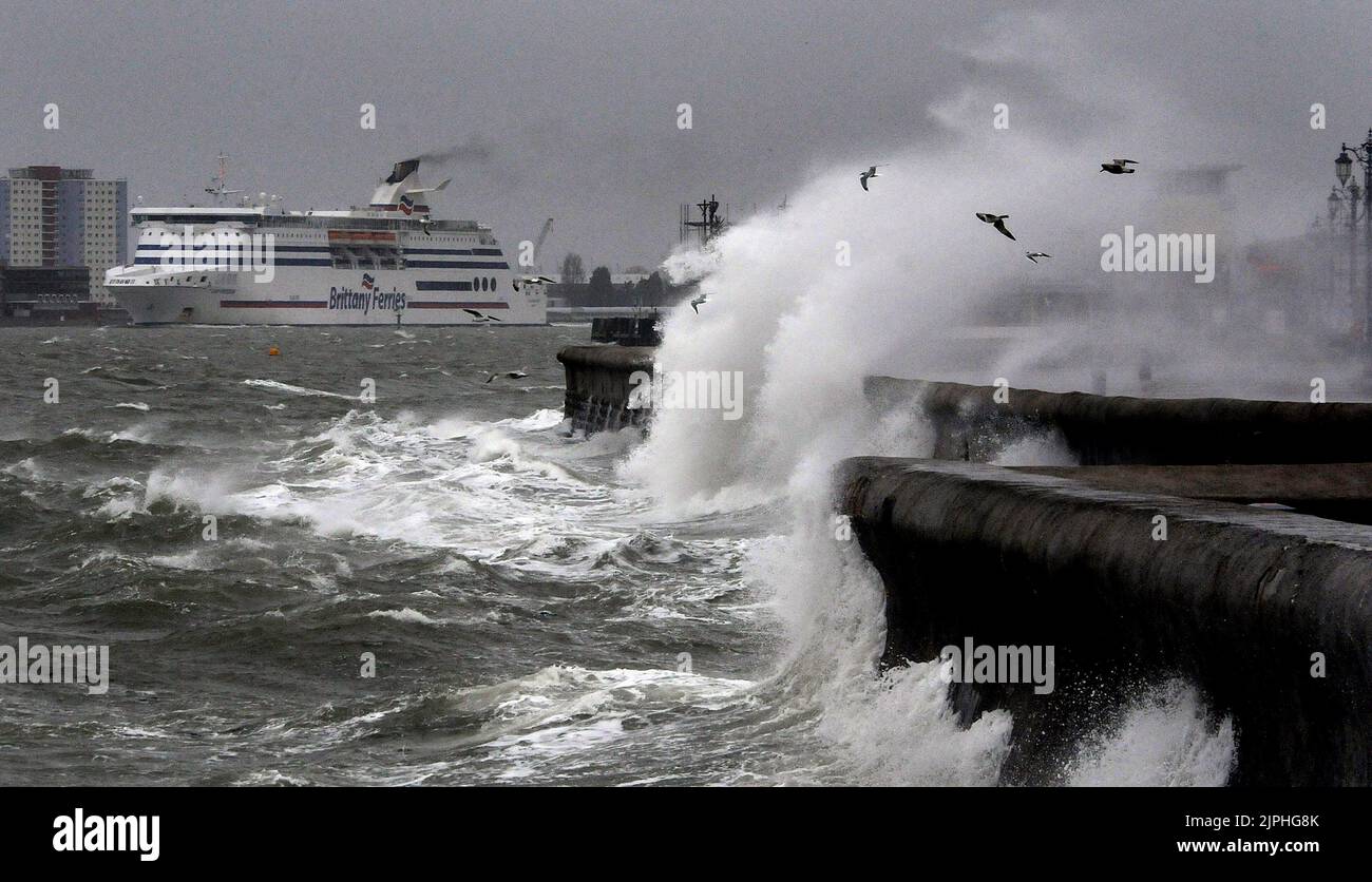 PASSENGERS ARE IN FOR A ROUGH CROSSING AS A CROSS CHANNEL FERRY LEAVES PORTSMOUTH HANTS AS GALE FORCE WINDS BATTER THE COAST. PIC MIKE WALKER,2011 MIKE WALKER PICTURES, Stock Photo