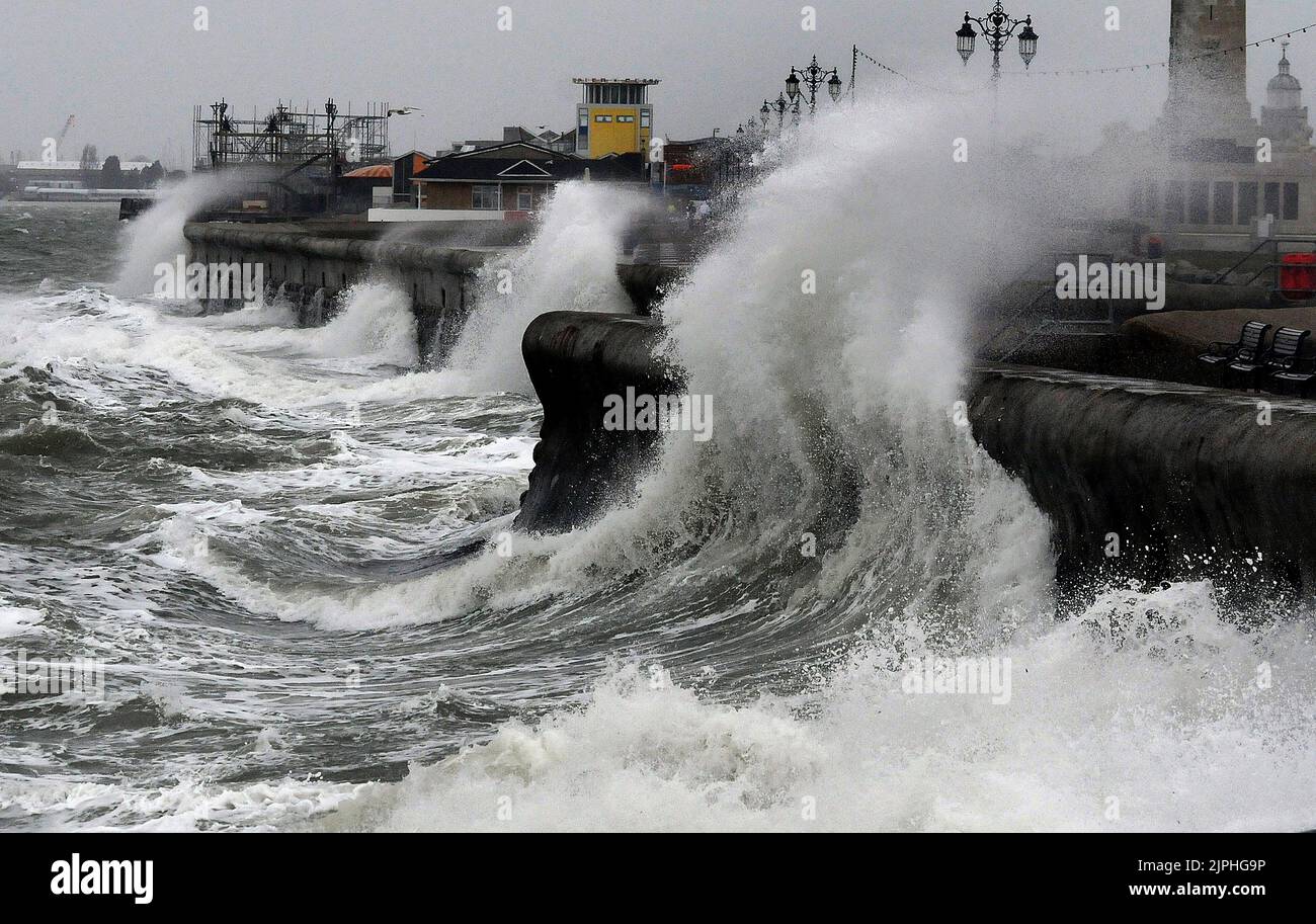 THE SEAFRONT AT SOUTHSEA HANTS AS GALE FORCE WINDS BATTER THE COAST. PIC MIKE WALKER,2011 MIKE WALKER PICTURES, Stock Photo