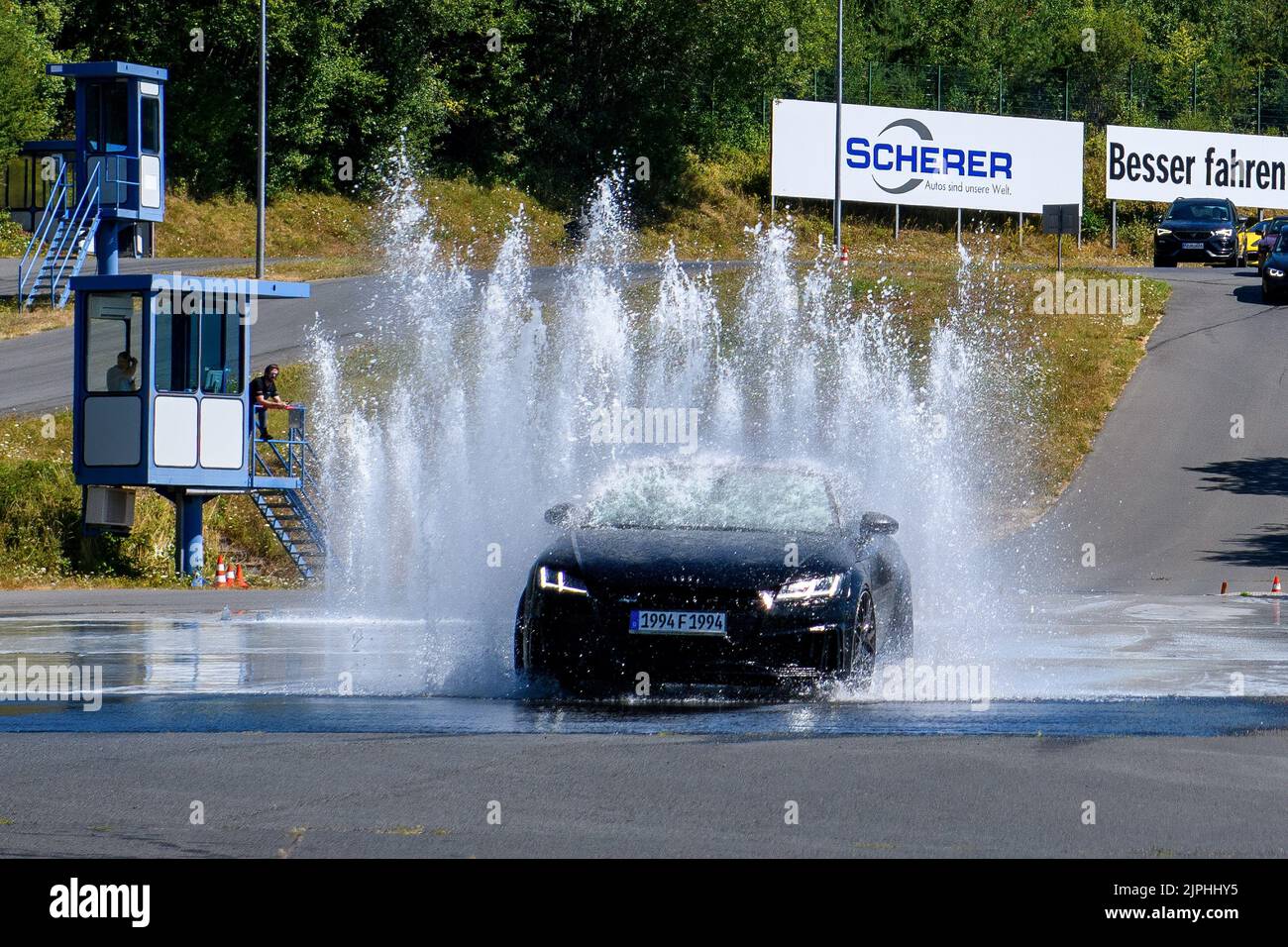 Audi TT fährt durch Wasserfontäne, Fahrsicherheitsstraining, Nürburgring, Deutscxhland Stock Photo