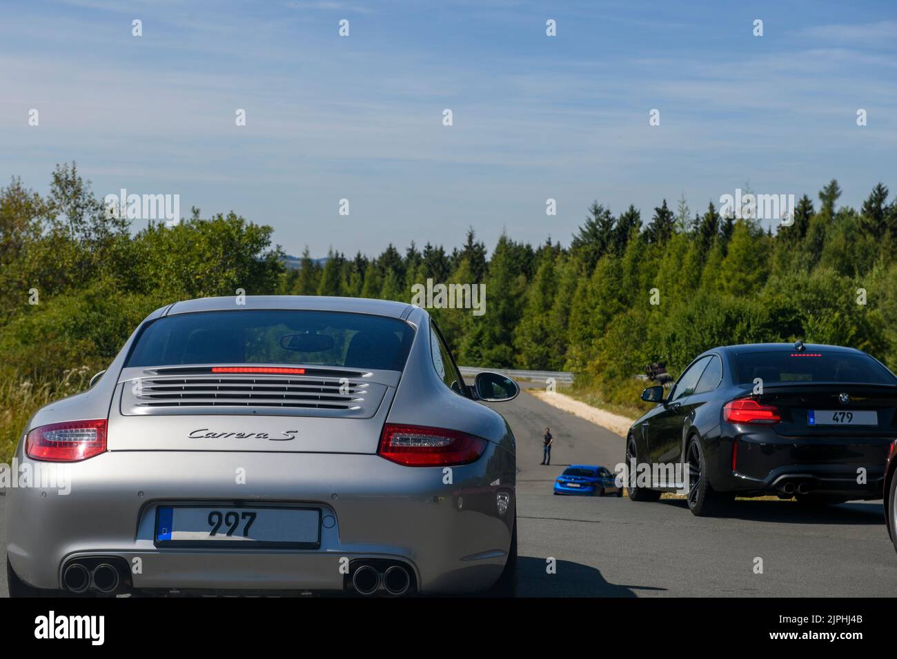 links Porsche 911 997 Carrera rechts BMw M2 bei Fahrsicherheitstraining, Fahrsicherheitszentrum FSZ II, Nürburgring, Rheinland-Pfalz, Deutschland Stock Photo