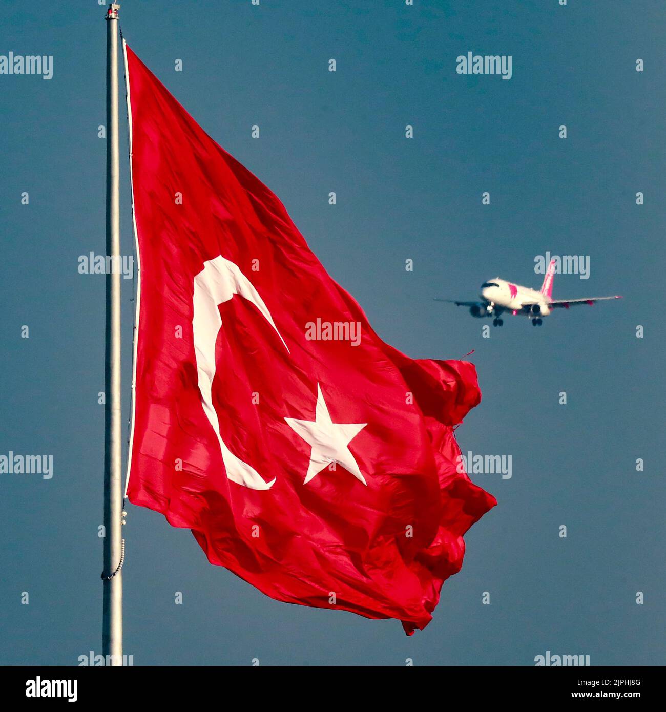 Istanbul, Istanbul, Turkey. 18th Aug, 2022. An aeroplane landing at Istanbul Airport as a Turkey National Flag flutters, as Israel restored diplomatic ties with Turkey while Turkey is set to discuss with Ukraine on food shipments at the United Nations (Credit Image: © Daniel Ceng Shou-Yi/ZUMA Press Wire) Stock Photo